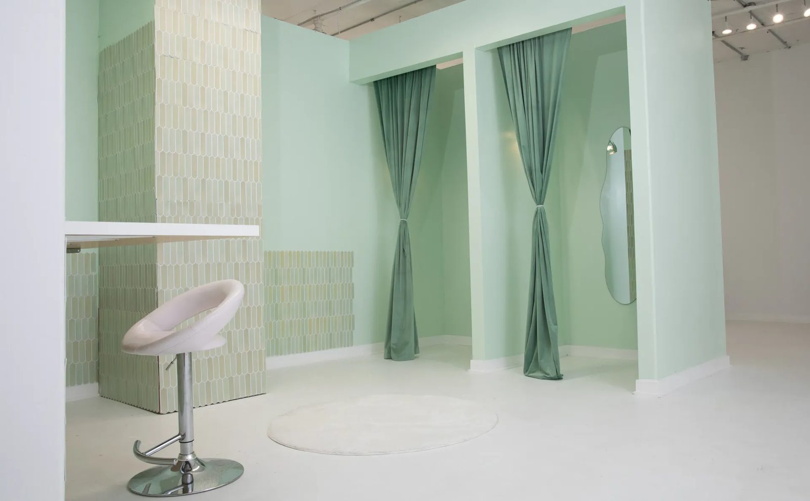 Summer Camp Studios, Maquillage et loge