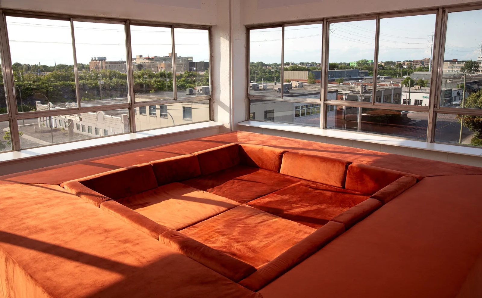 Summer Camp Studios, Fosse de conversation